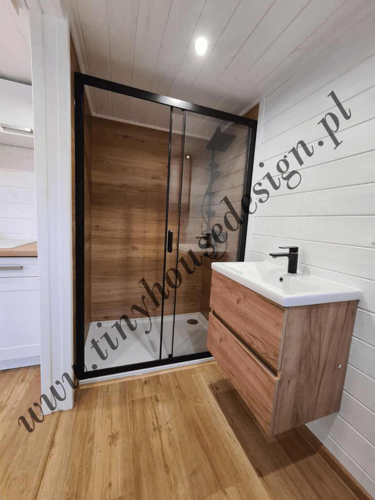 Elegancka kabina prysznicowa i umywalka z szafką w domku Tiny House Design