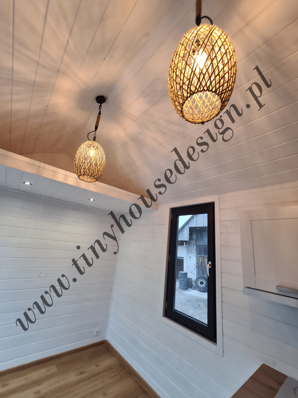 Wykończenie domku Tiny House Design w kolorze białym i eleganckie lampy