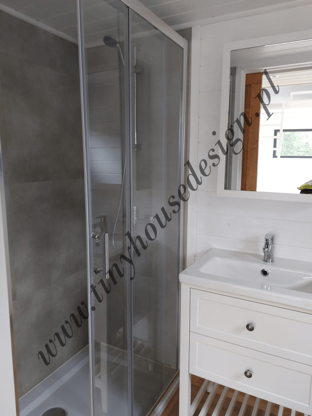 Łazienka w domku Tiny House Design - kabina prysznicowa i umywalka z lustrem