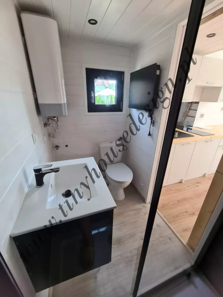 Łazienka w domku Tiny House Design - umywalka z szafką, toaleta, boiler