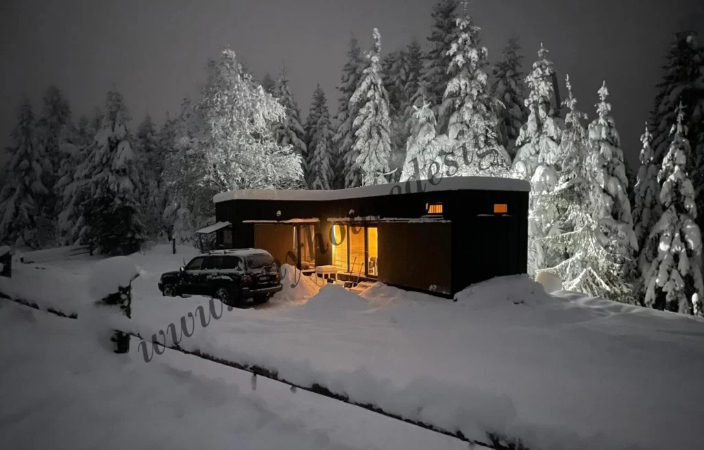 Mobilny Domek Modułowy w zimowej scenerii nocą