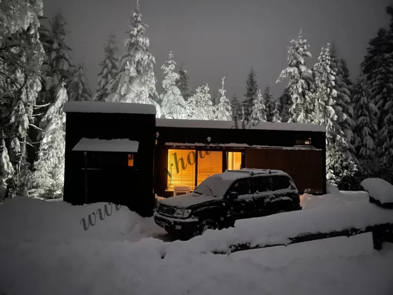Mobilny Domek Modułowy w zimowej scenerii nocą