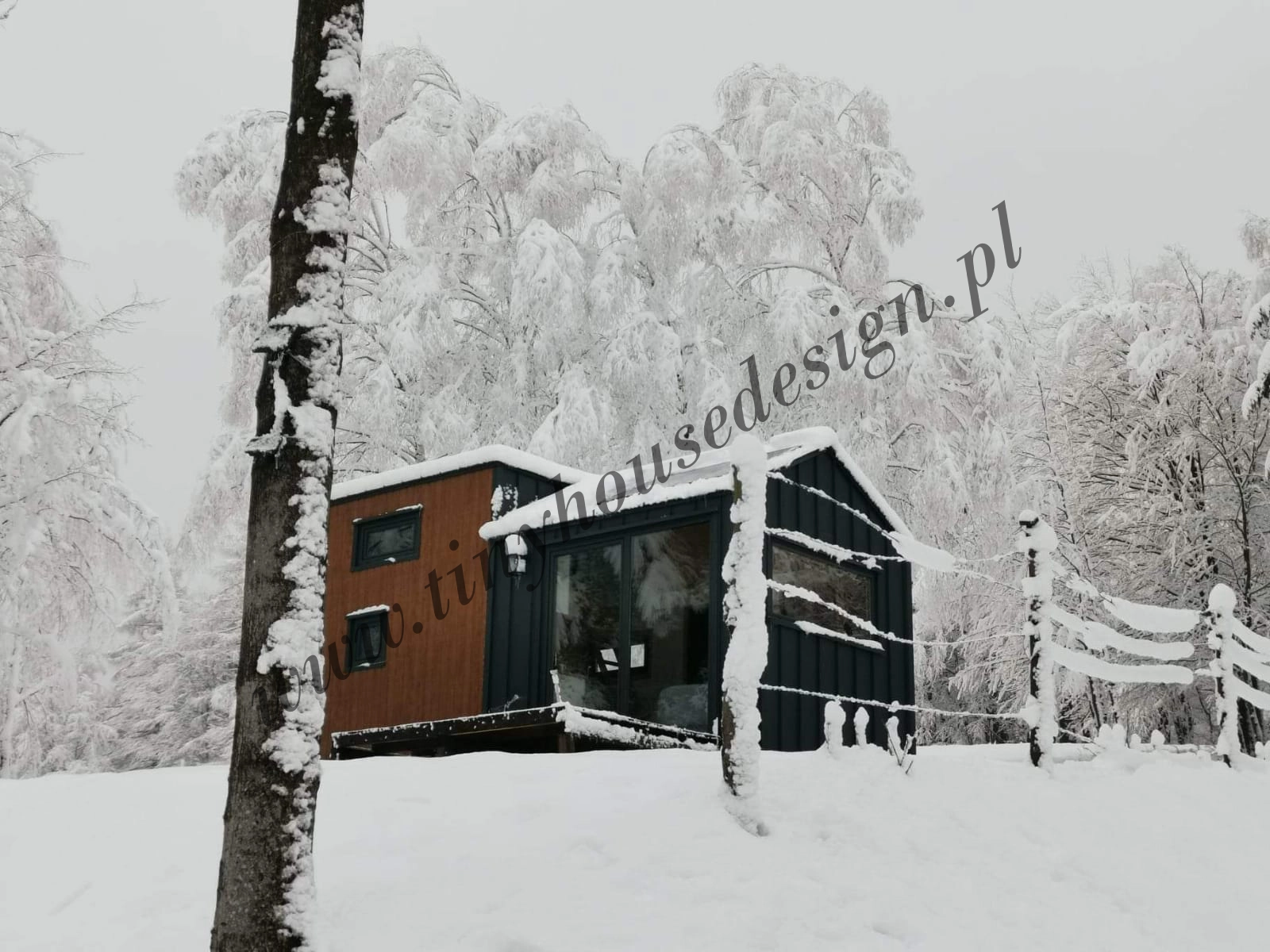 Domek Tomek w zimowej scenerii - Tiny House Design
