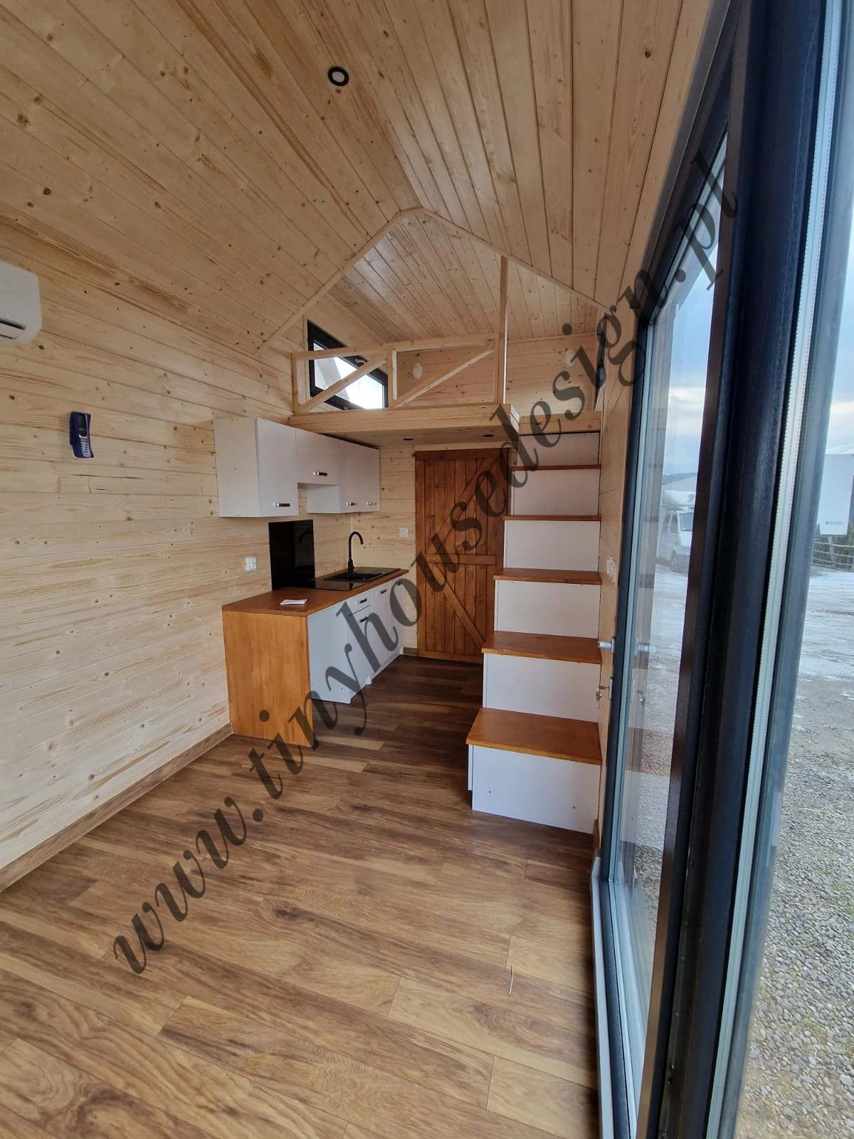 Mobilny domek Tiny House - aneks kuchenny i schody na antresole