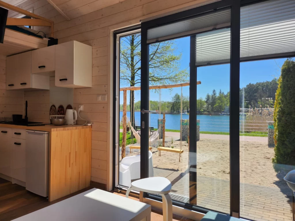 okna w mobilnym domku