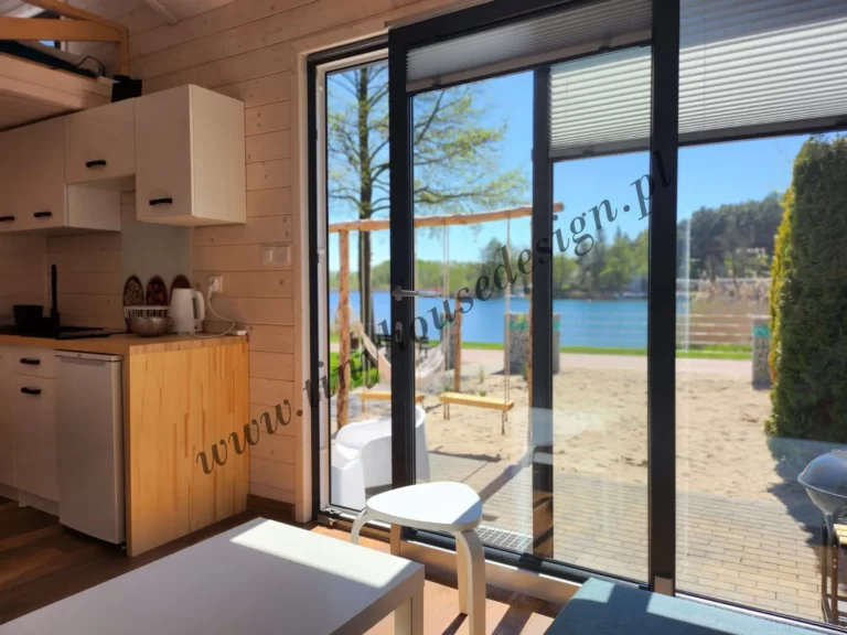 Tiny House Design - mobilny domek z widokiem na jezioro