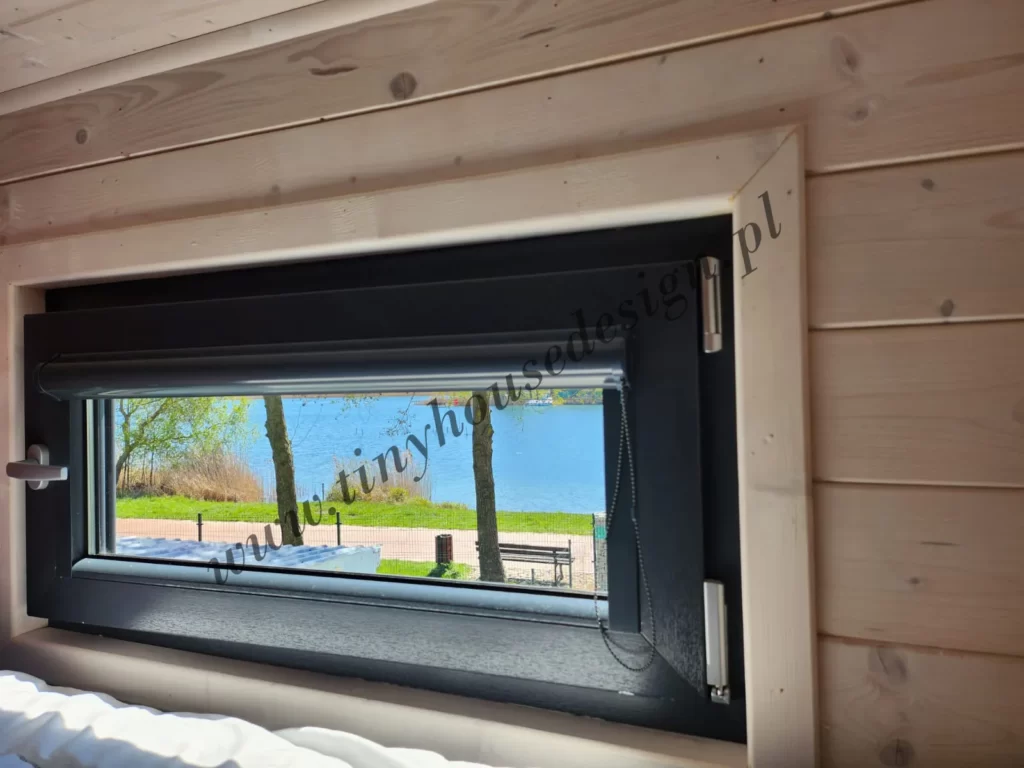 małe okno uchylne na antresoli