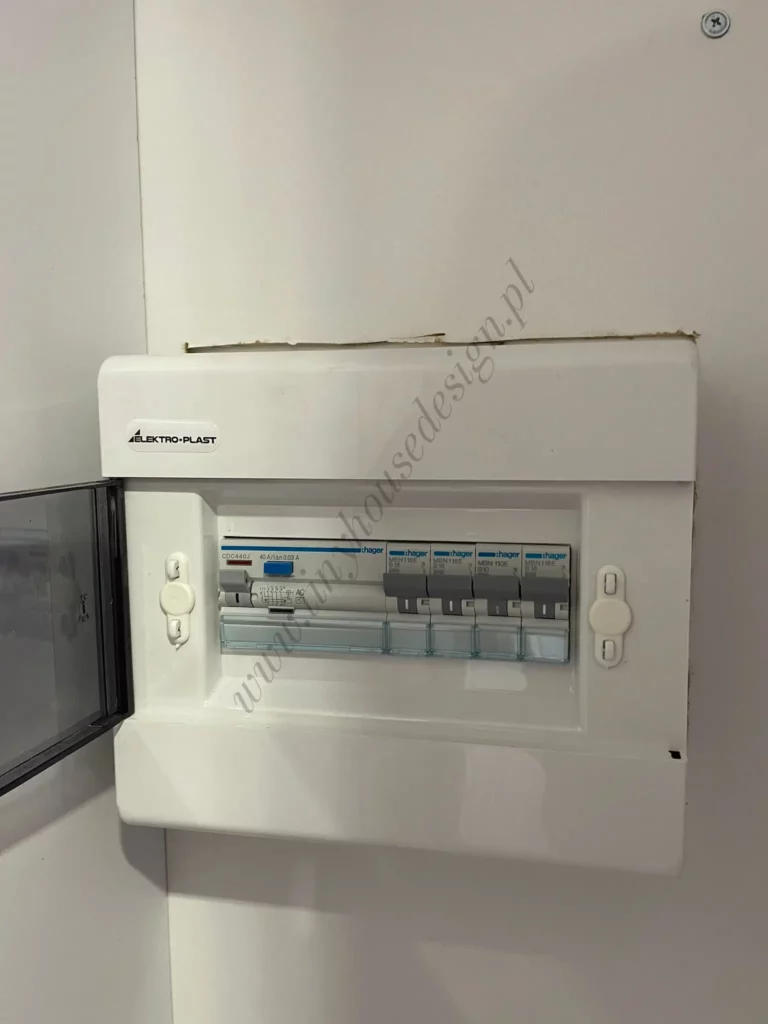 Domek mobilny Tomek od Tiny House Design o wymiarze 300x800cm - skrzynka z prądem