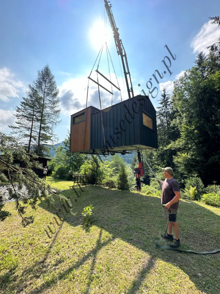 Transport domku Tomek na wzgórze. do pomocy wykorzystano dźwig