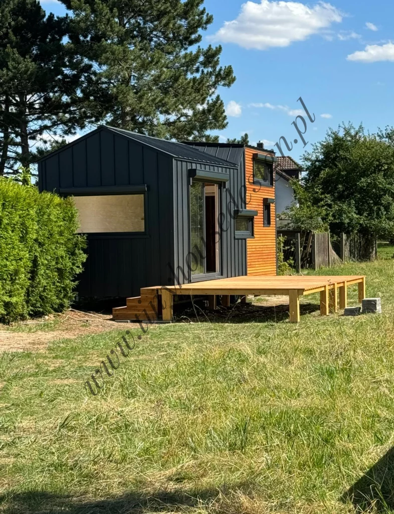 Domek Tomek w wersji A o rozmiarach 8x3m na działce