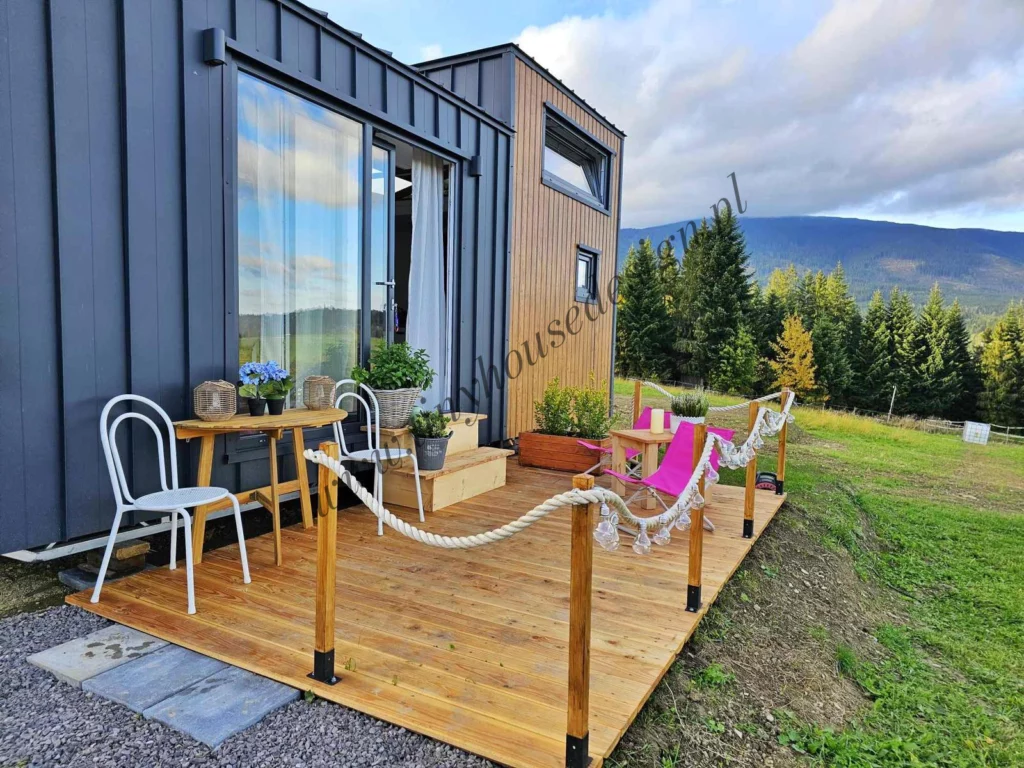 Domek Tomek z tarasem od Tiny House Design