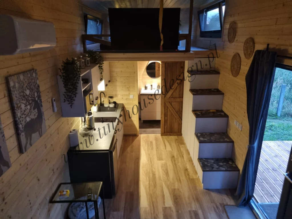 Piękne wnętrze domku mobilnego Miki od Tiny House Design