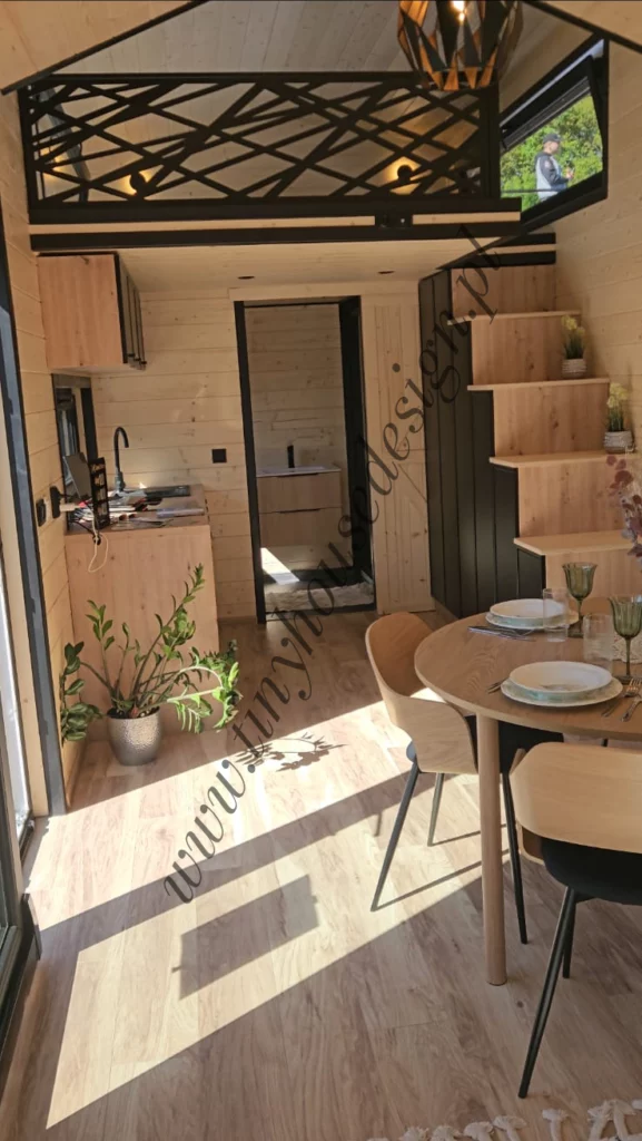 Przytulne wnętrze domku mobilnego Shadow od Tiny House Design