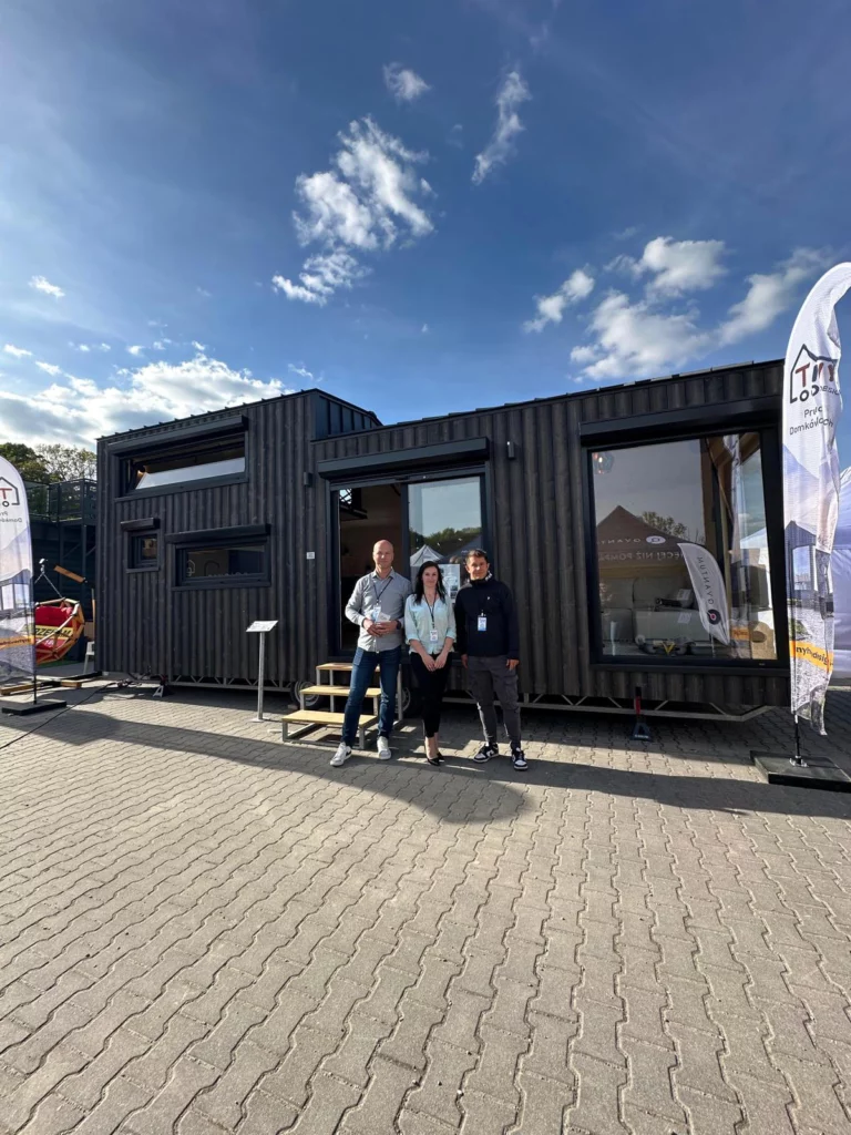 Ekipa Tiny House Design z domkiem mobilnym Shadow Premium w tle