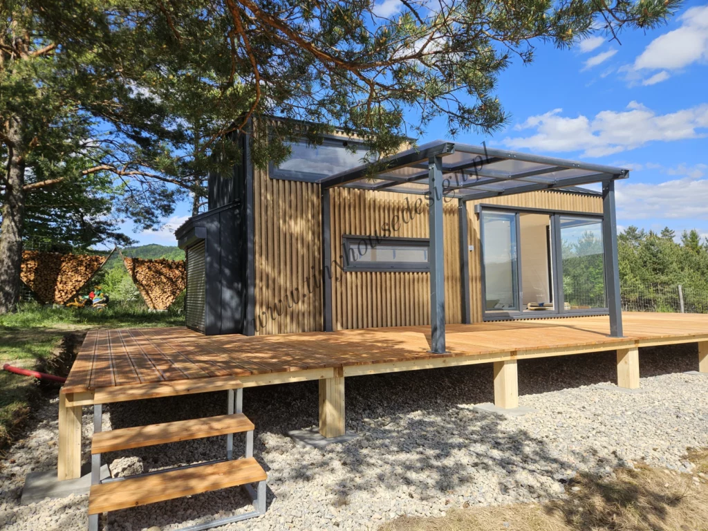Domek mobilny Zosia od Tiny House Design z tarasem oraz zadaszeniem