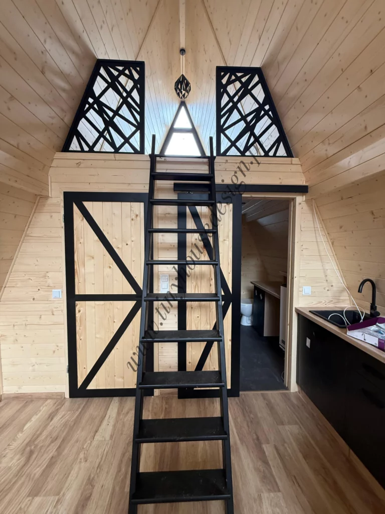 Aneks kuchenny, schodki na antresole i wejście do łazienki w domku Brda