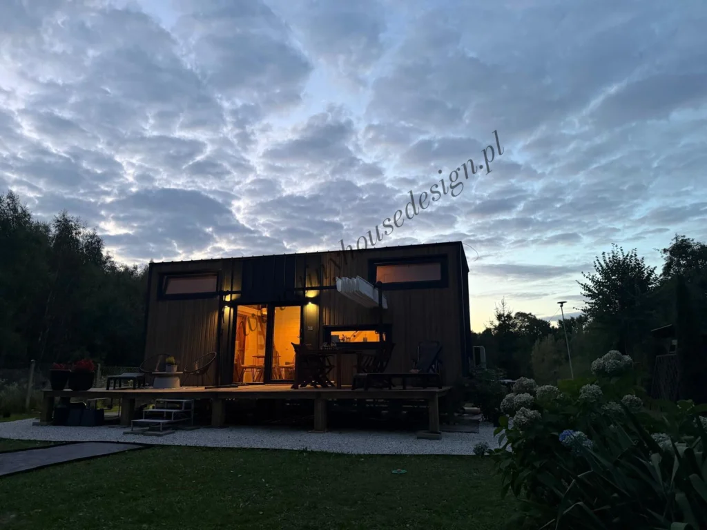 Pięknie oświetlony Domek mobilny Magda od Tiny House Design
