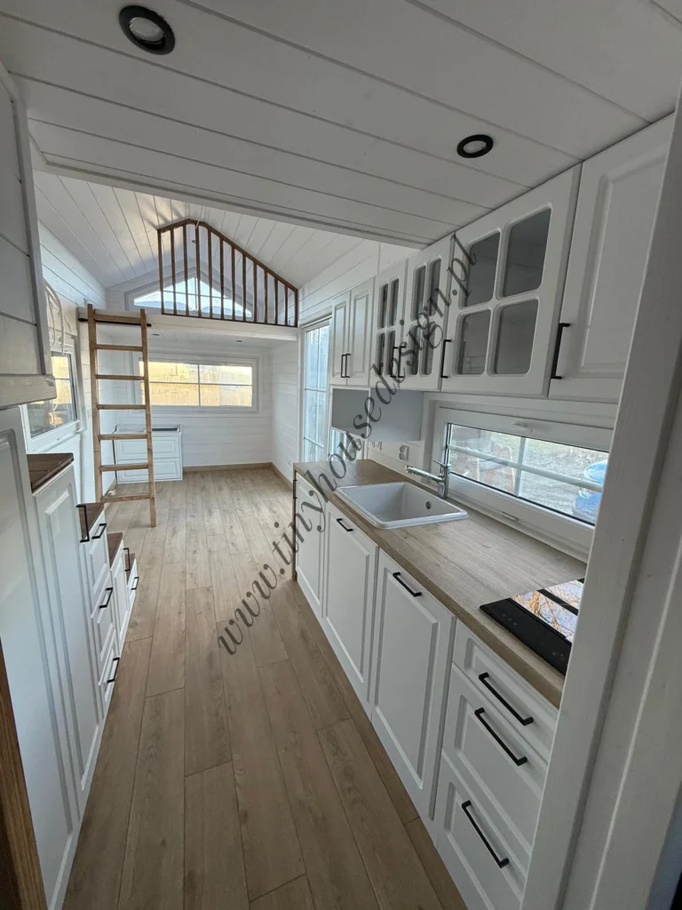 Jasne wnętrze Jasne wnętrze mobilnego domku Freya od Tiny House Design